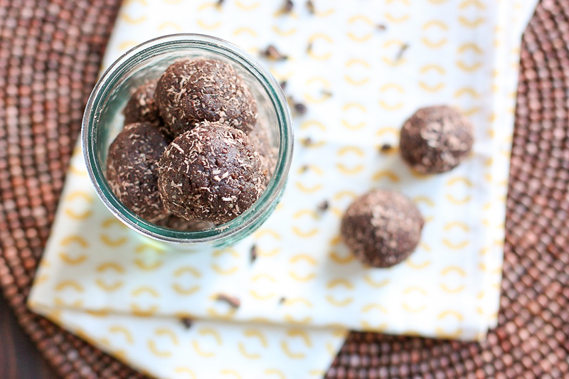 no-bake dark chocolate and lemon energy balls -- the perfect mid-day snack!